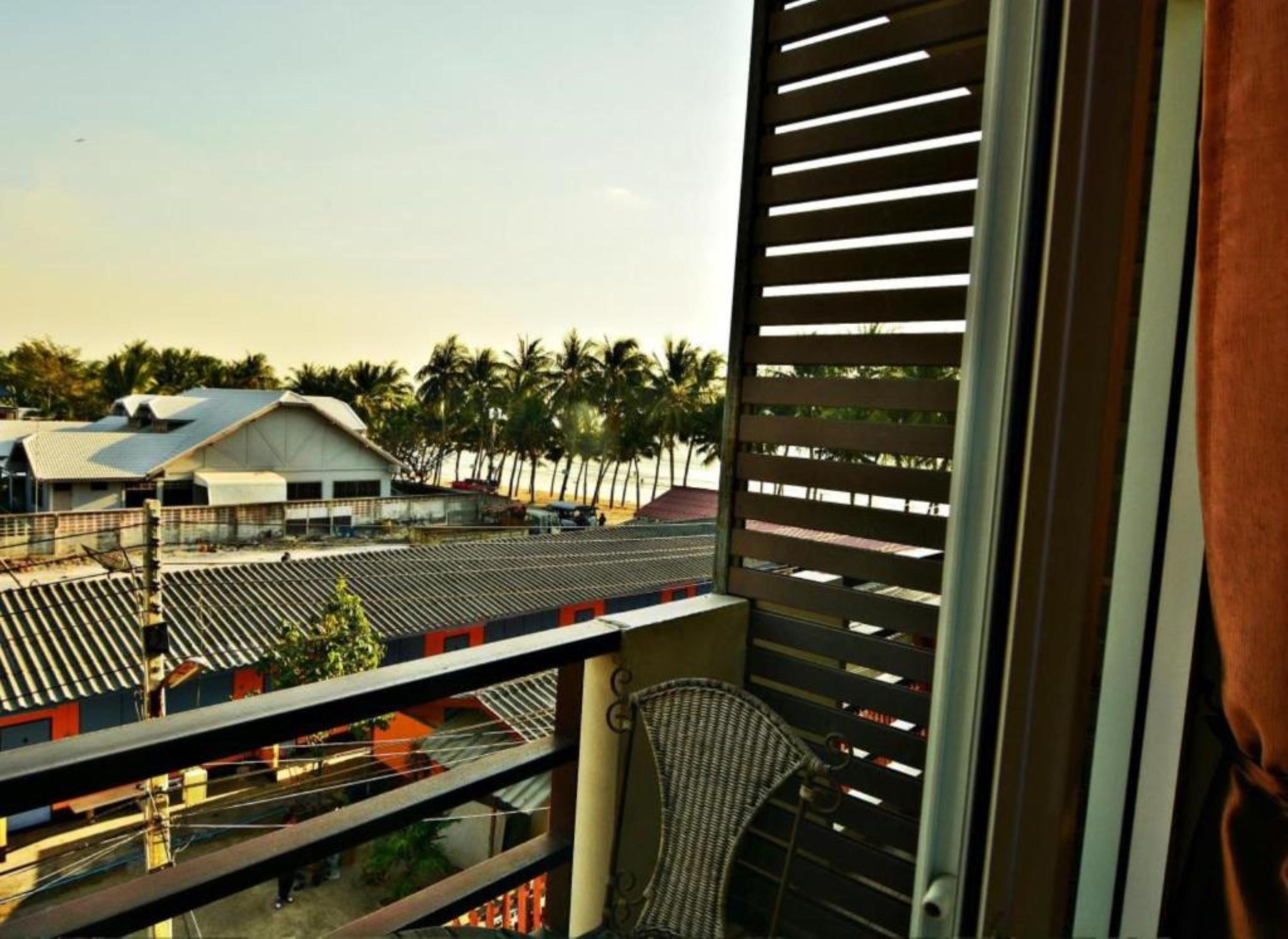 The Day Hotel Chonburi Bagian luar foto