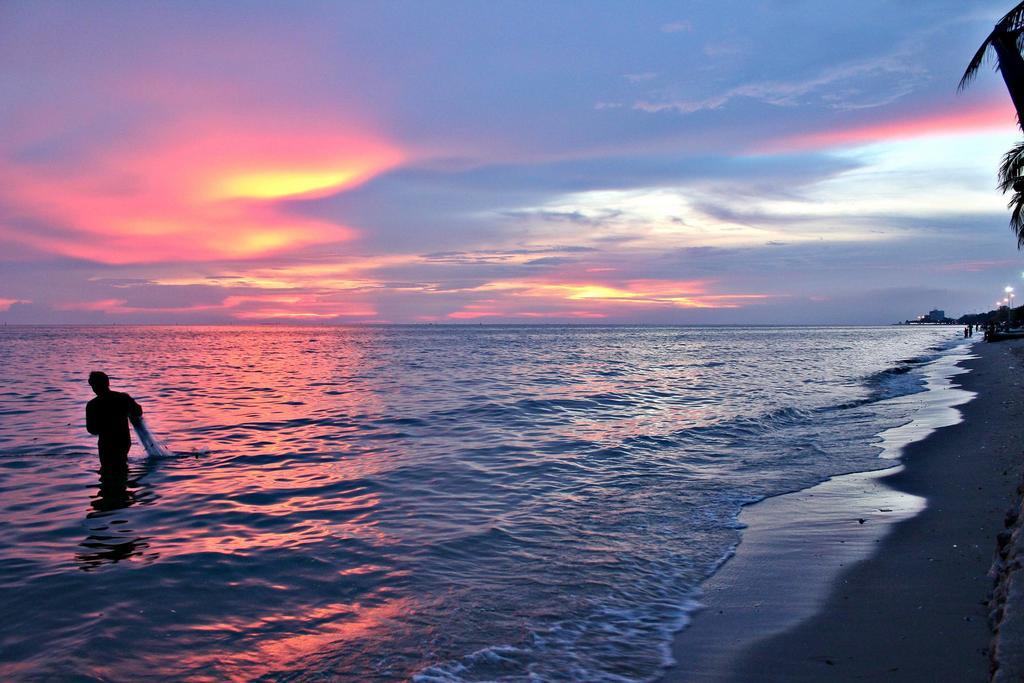 The Day Hotel Chonburi Bagian luar foto