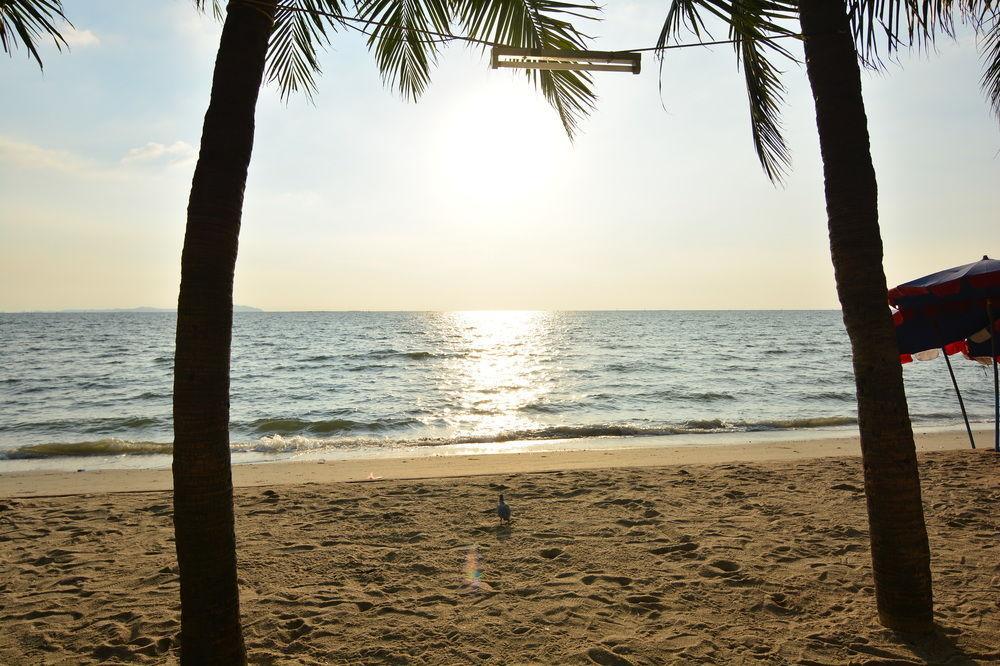 The Day Hotel Chonburi Bagian luar foto